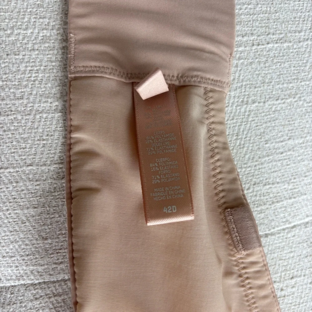 SKIMS Wireless Form Strapless Bra in Mica - Seamless Tan Bandeau